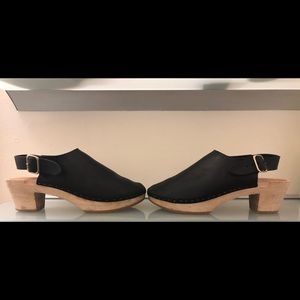 black leather Bryr clogs with wooden sole